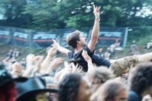 crowdsurfing_metaldays2016