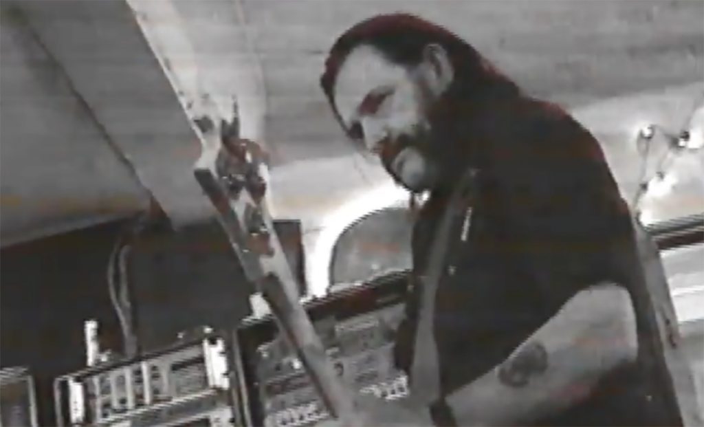 Lemmy Kilmister studiovideolla, jonka on nauhoittanut Skew Siskin