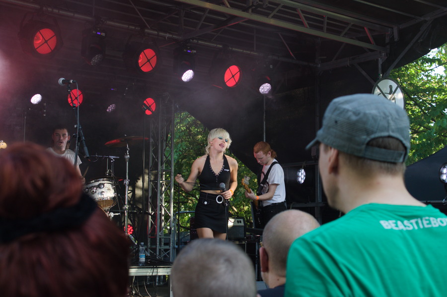 Amyl and the Sniffers 1