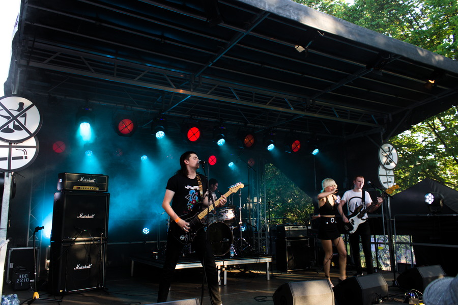 Amyl and the Sniffers 2