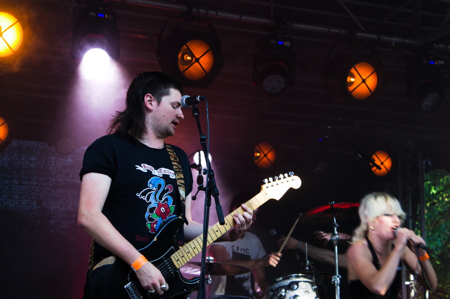 Amyl and the Sniffers 4