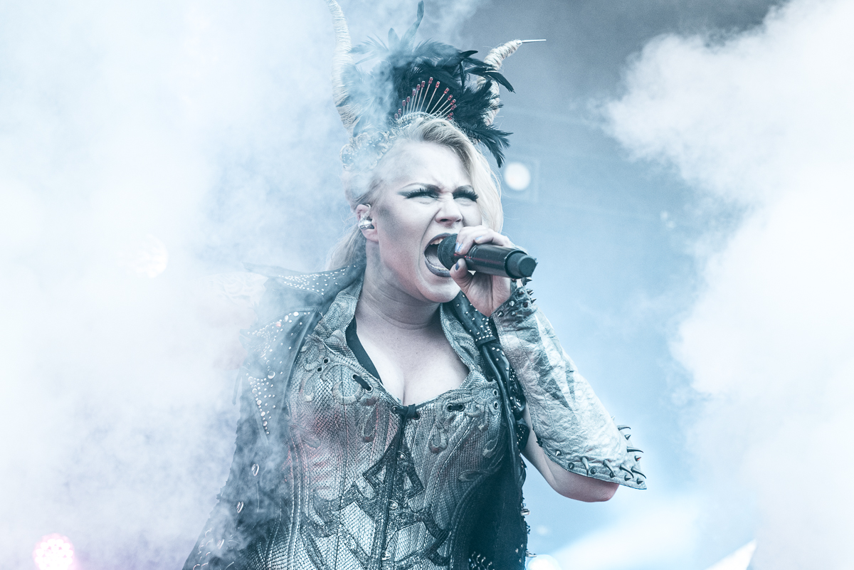 Battle beast. Ноора Лоухимо. Battle Beast вокалистка. Ноора Лоухимо Battle Beast. Noora Louhimo 2021.