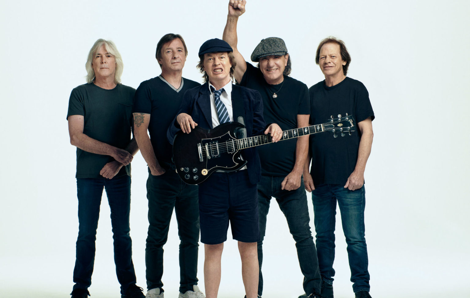 angus-young-ac-dc-istui-power-upin-p-ll-yli-kaksi-vuotta