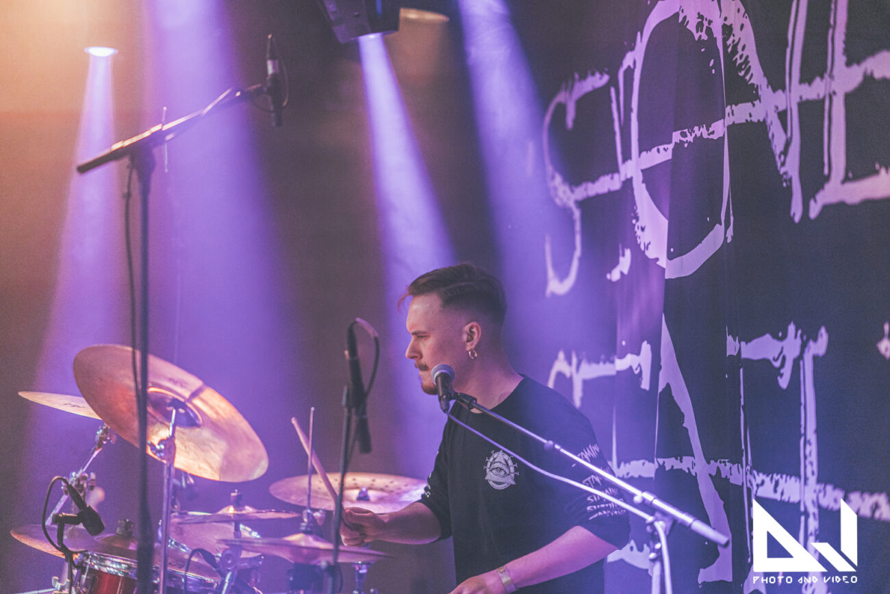 ja alternative metalia Stoned Statuesin