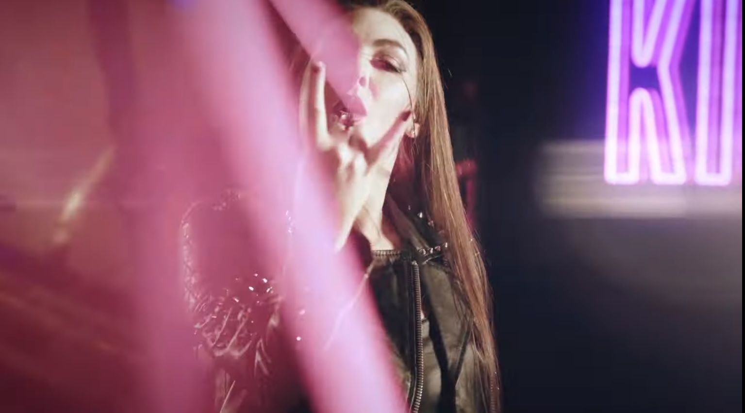 Amaranthen Elize Ryd vierailee eurodance-yhtye Basic Elementin uudella ...