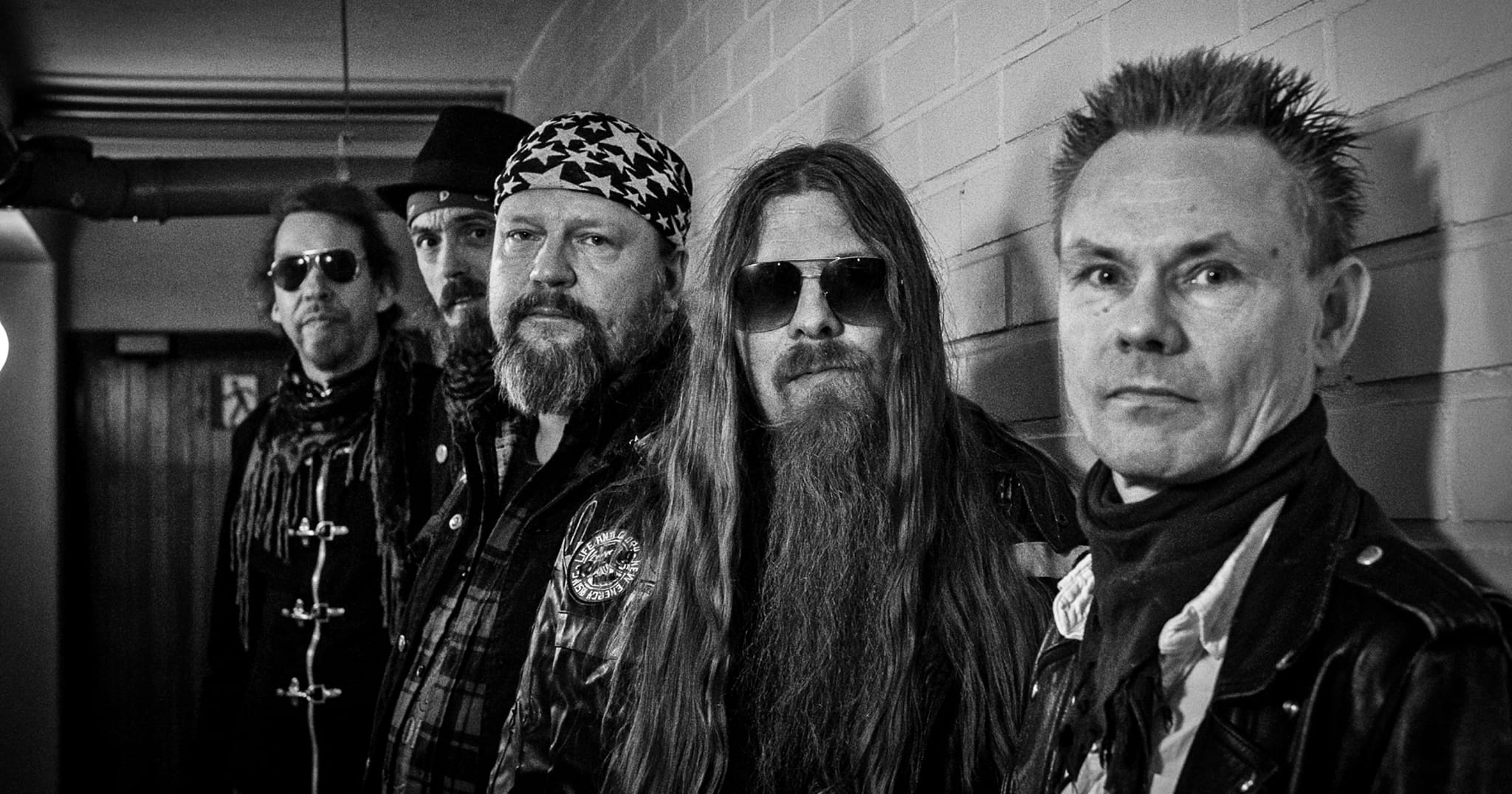 Standing Crew Operoi H peilem tt mill Rock n roll kliseill KaaosZine