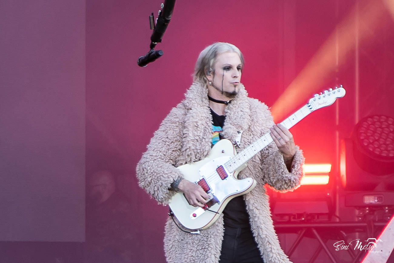 M tley Cruen Kitaristin John 5 n Uusi Soolokappale The Ghost 