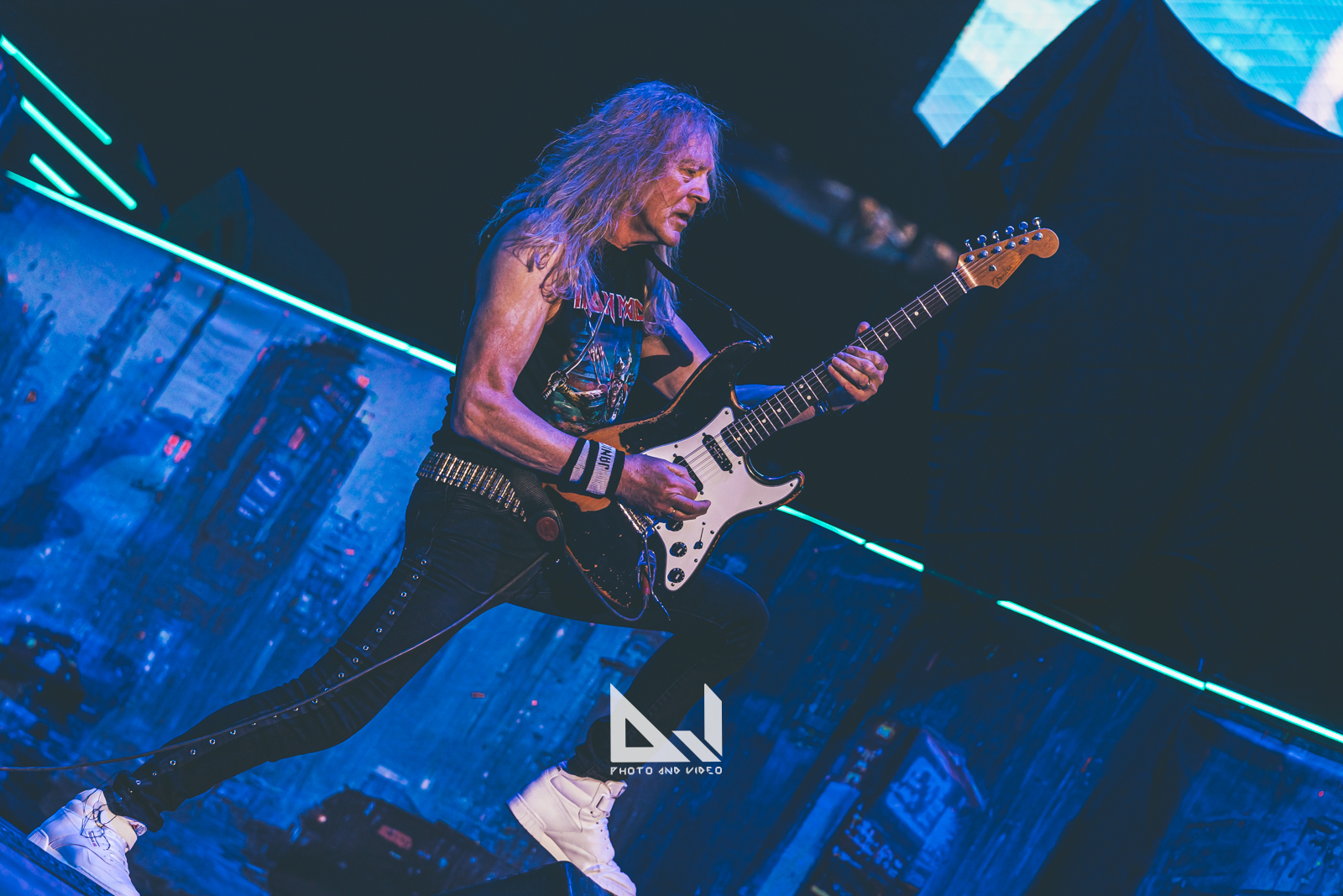 Iron Maidenin Janick Gers kaatui lavalla Mexico Cityn konsertissa ...