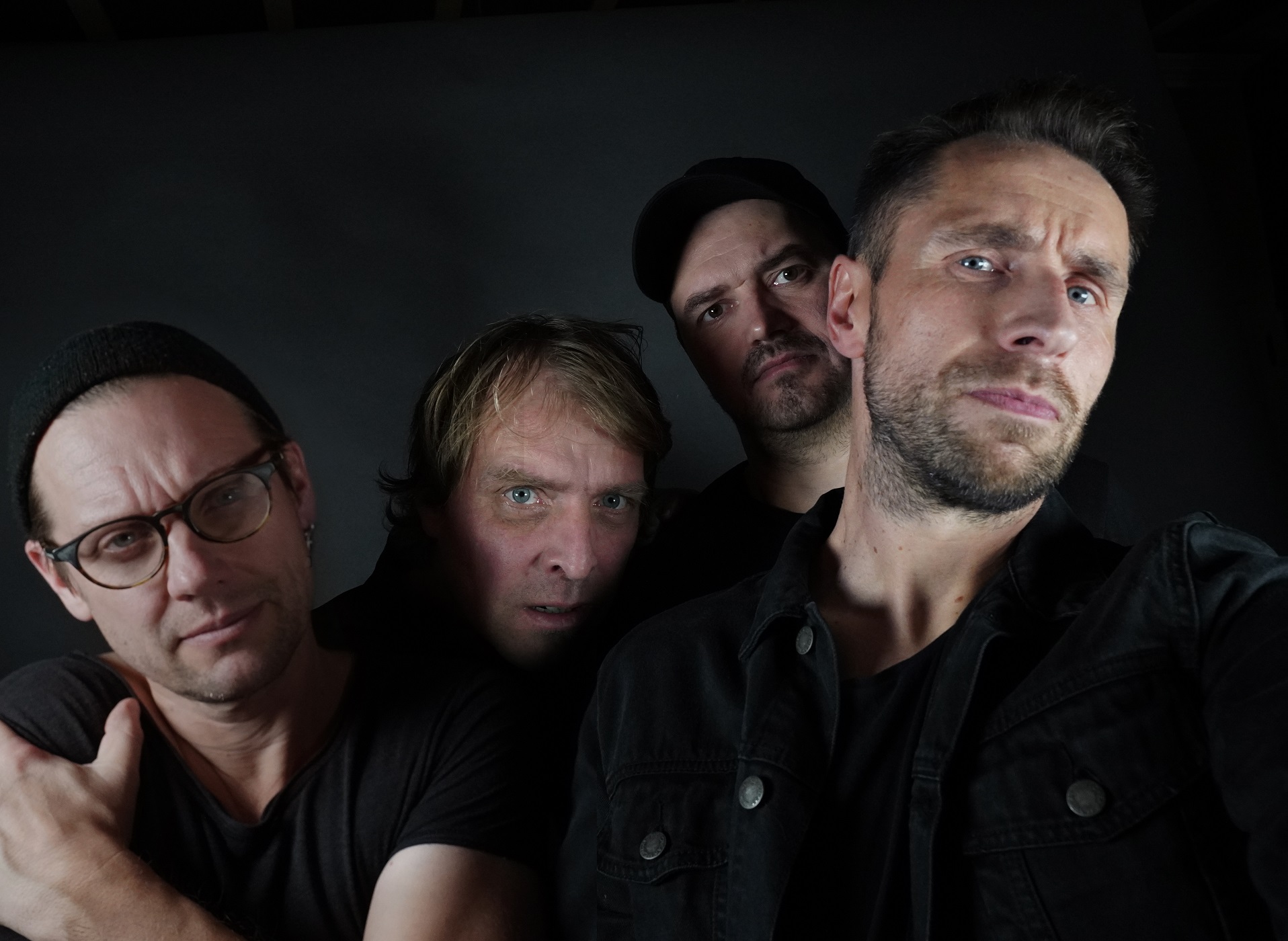 The Foy'n debyyttisingle "Dead Flowers" julki KaaosZine