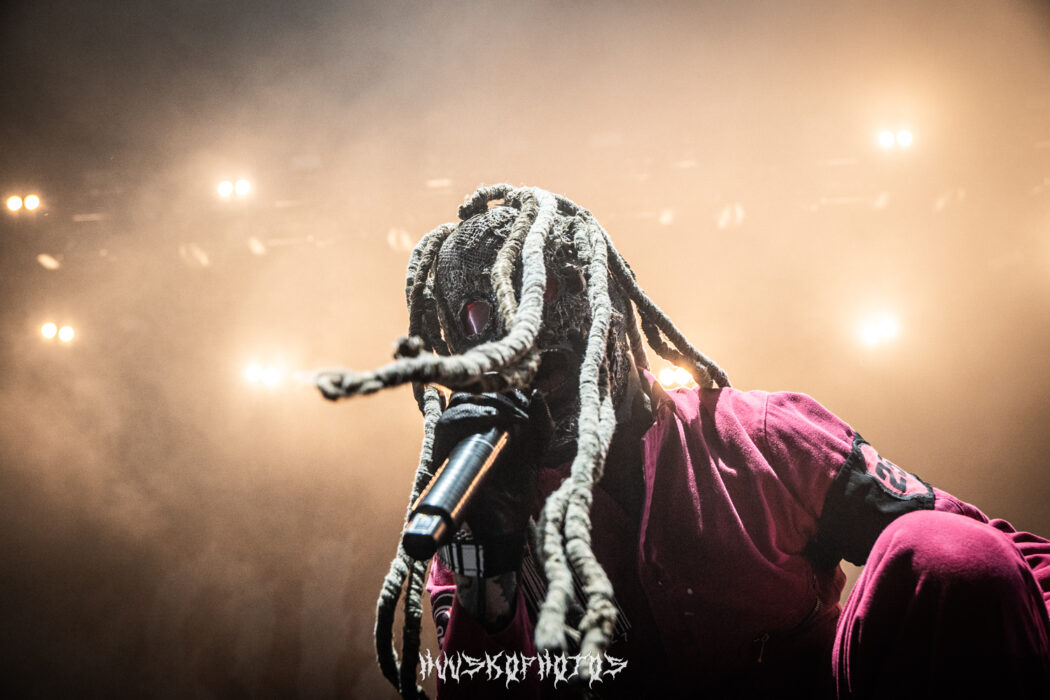 Corey Taylor samanlaisessa esiintymisasussa kuin Slipknotin Dualityn musiikkivideolla.